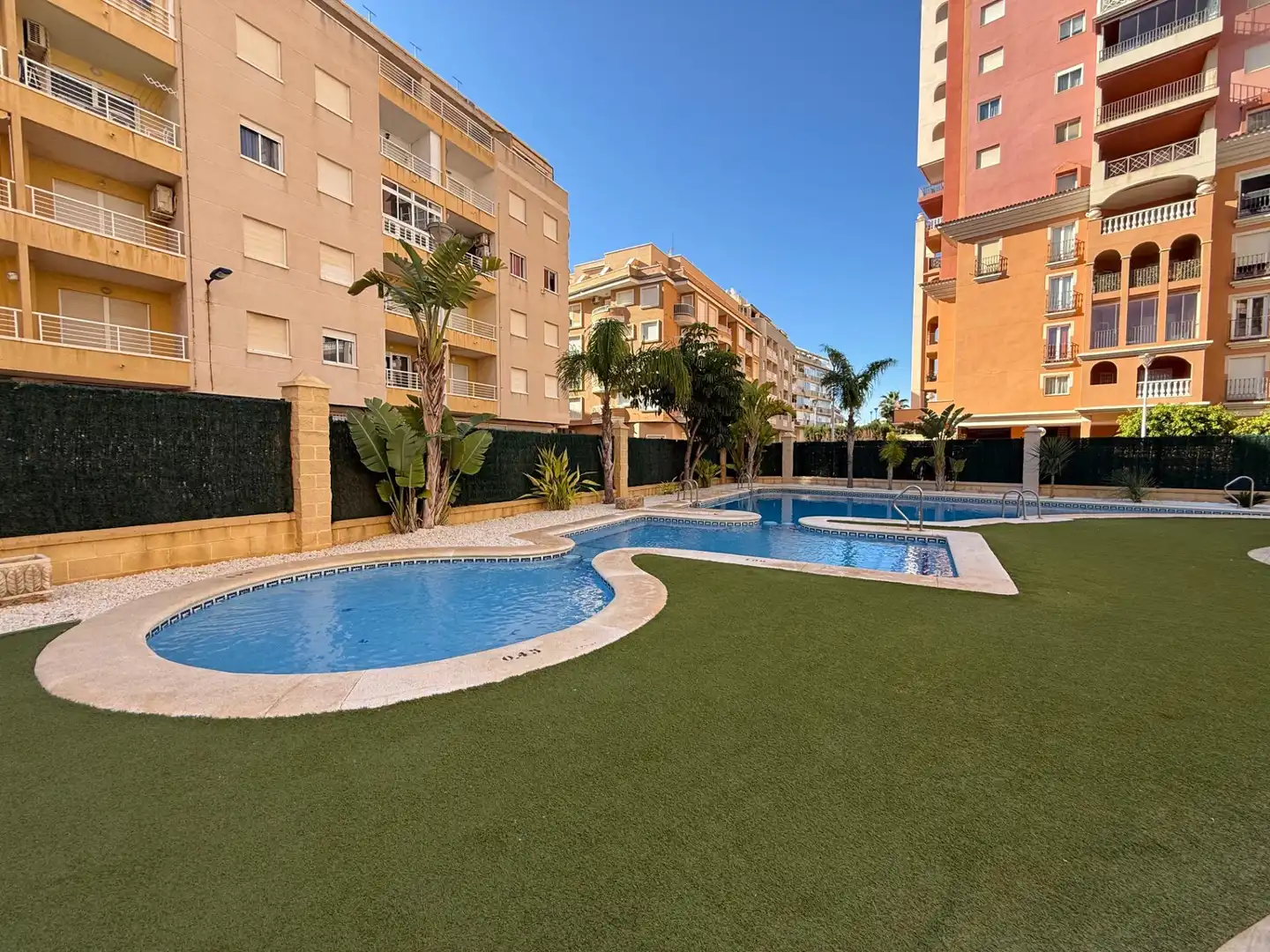 Piscina de Apartamento en venta en Torrevieja con Aire acondicionado, Terraza y Amueblado