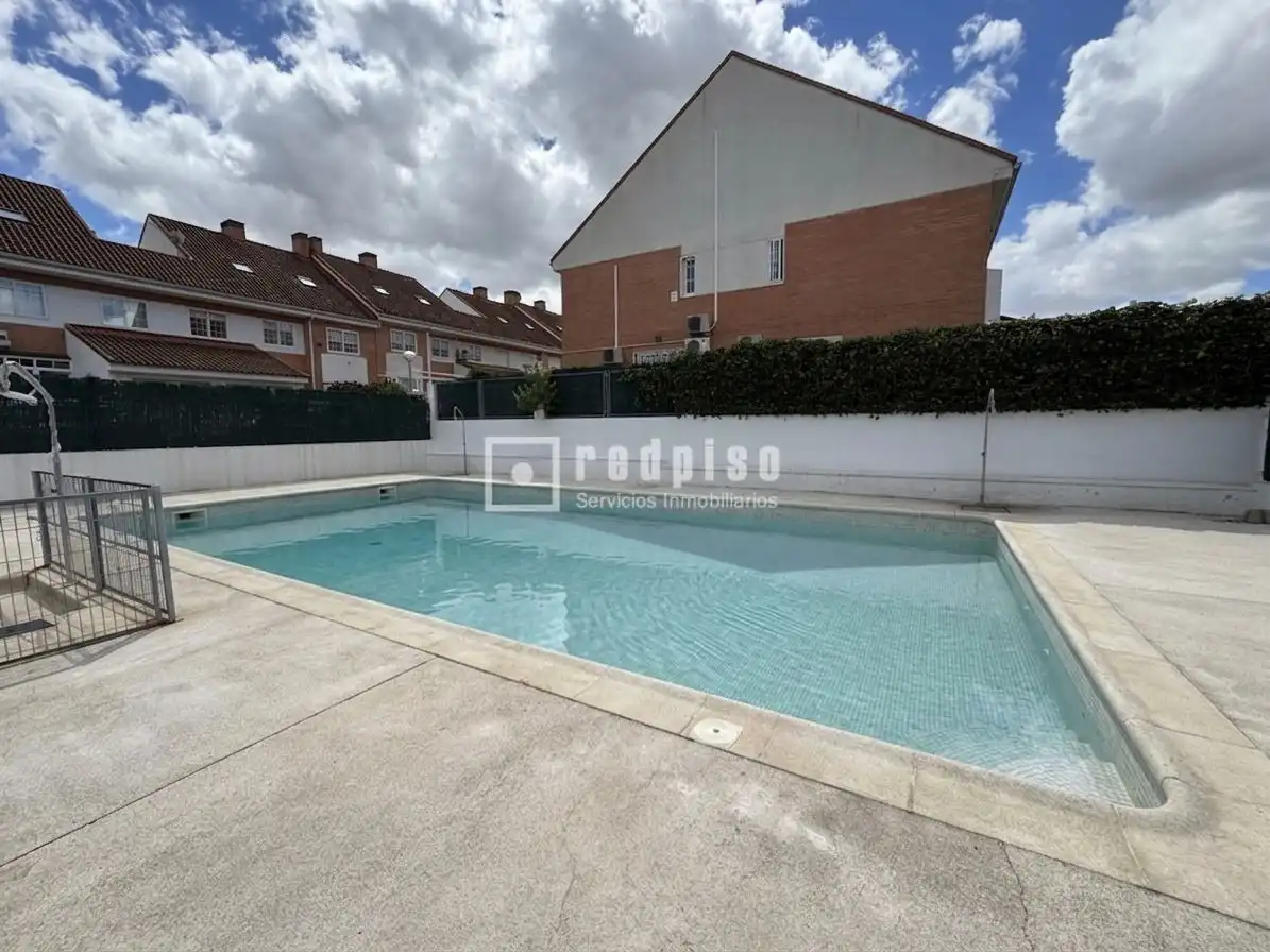 Piscina de Piso en venta en Valdemoro con Aire acondicionado, Calefacción y Jardín privado