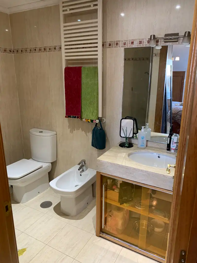 Badezimmer von Dachboden zum Verkauf in Poio mit Heizung, Parkett und Abstellraum