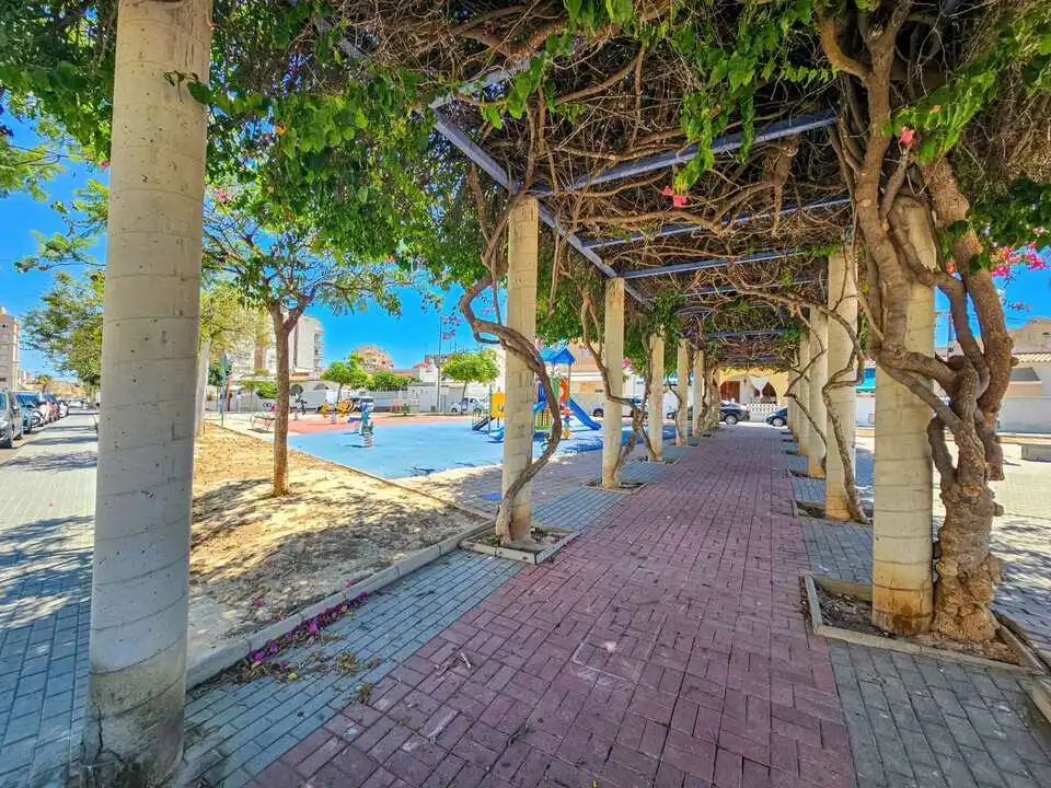 Vista exterior de Piso en venta en Torrevieja con Aire acondicionado y Calefacción