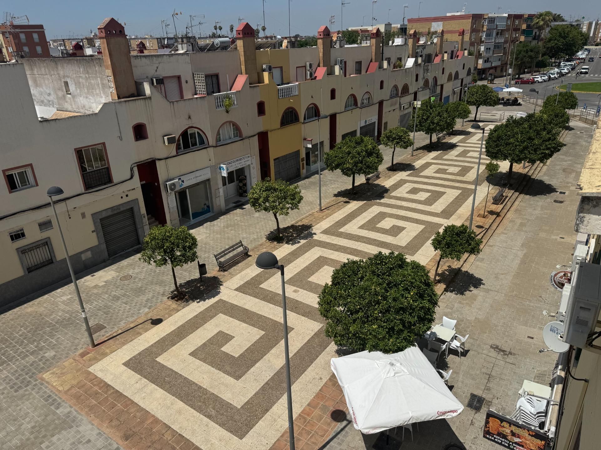 Vista exterior de Pis en venda en Dos Hermanas amb Terrassa i Traster