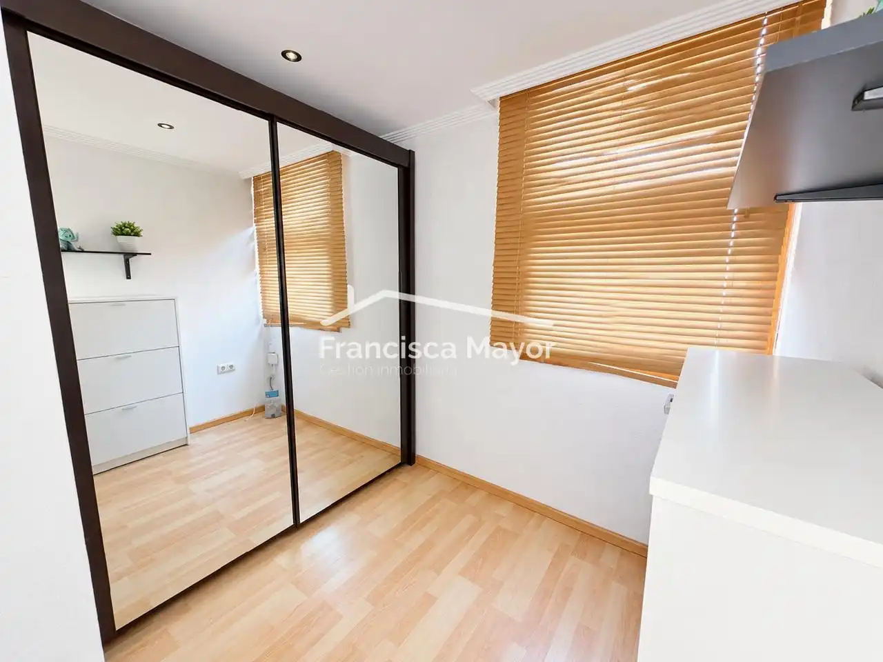 Flat for sale in Valencia  with Air Conditioner and Furnished