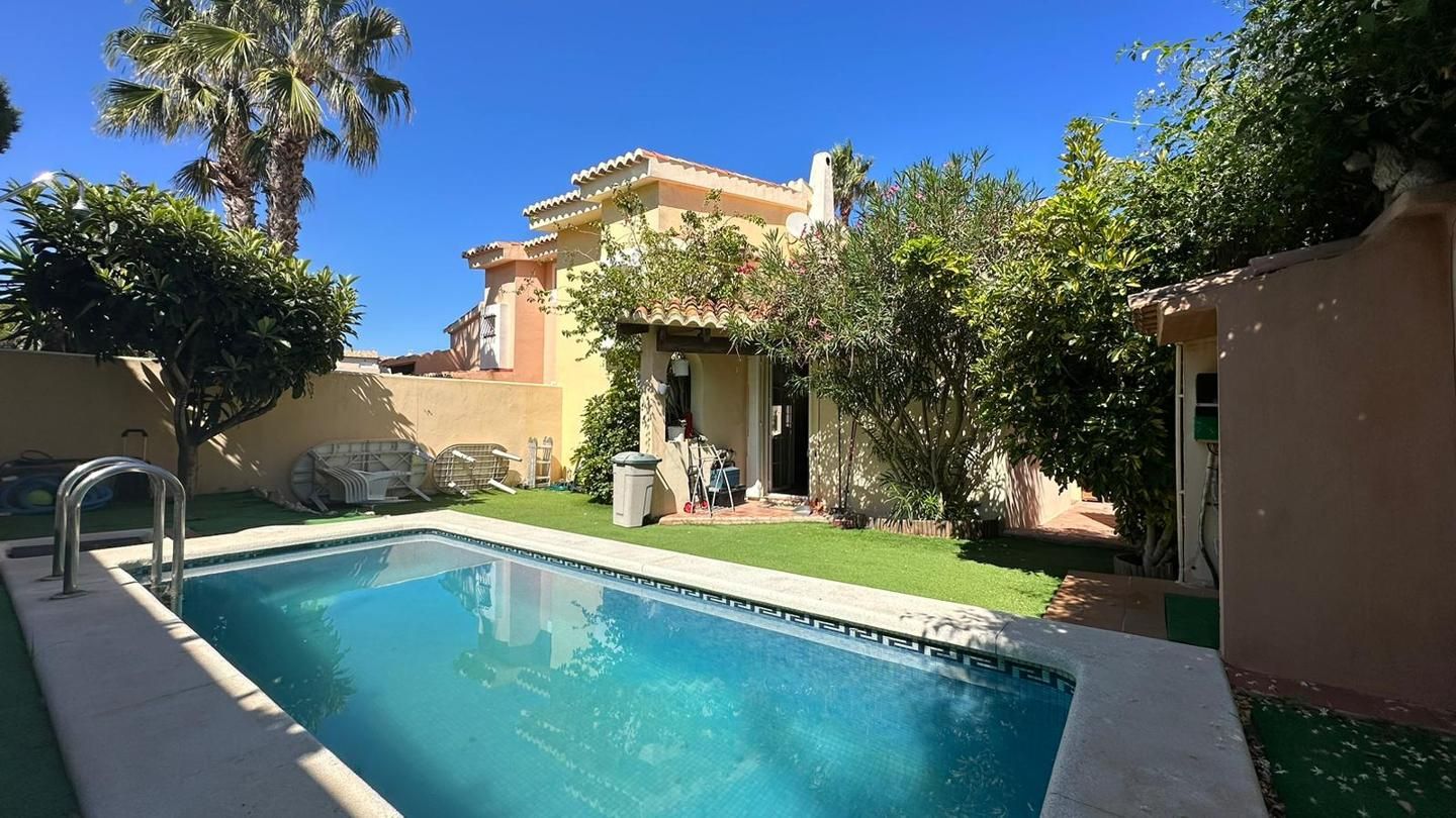 Vista exterior de Casa adosada en venda en Santa Pola amb Aire condicionat, Jardí privat i Parquet
