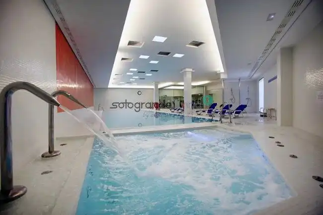 Schwimmbecken von Wohnungen zur Miete in Sotogrande mit Klimaanlage, Heizung und Terrasse