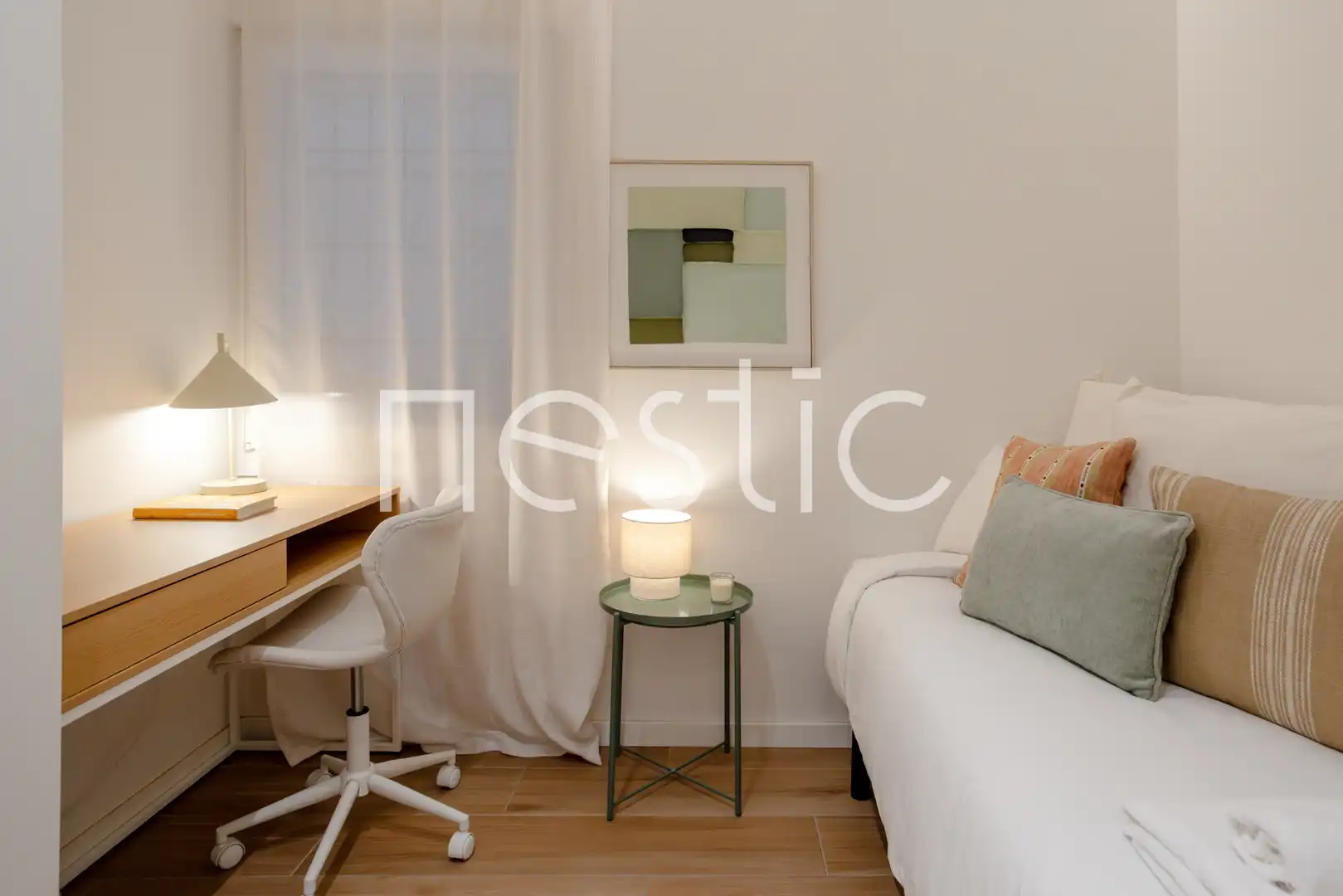 Dormitori de Apartament de lloguer en Madrid amb Aire condicionat, Calefacció i Moblat