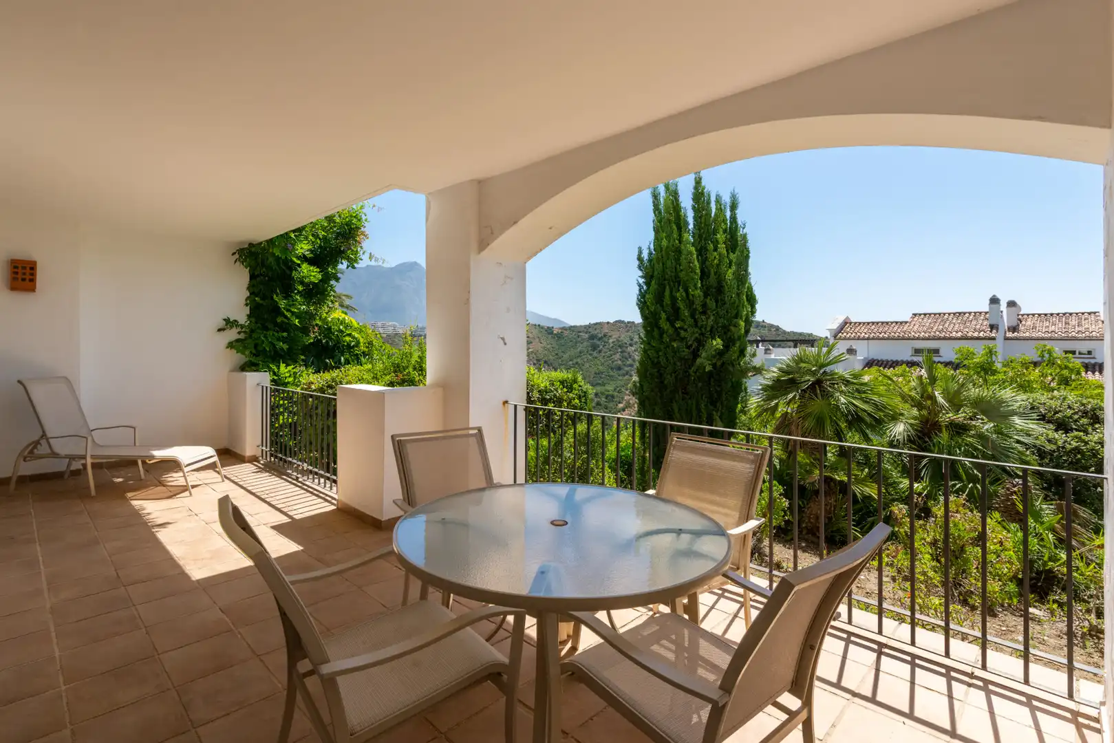 Terrasse von Erdgeschoss zum Verkauf in Benahavís mit Klimaanlage, Terrasse und Abstellraum