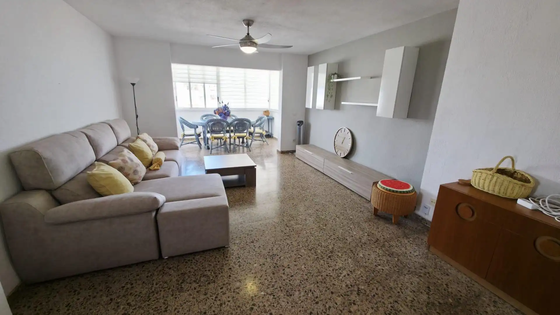 Sala d'estar de Pis en venda en Alicante / Alacant amb Jardí privat, Terrassa i Moblat