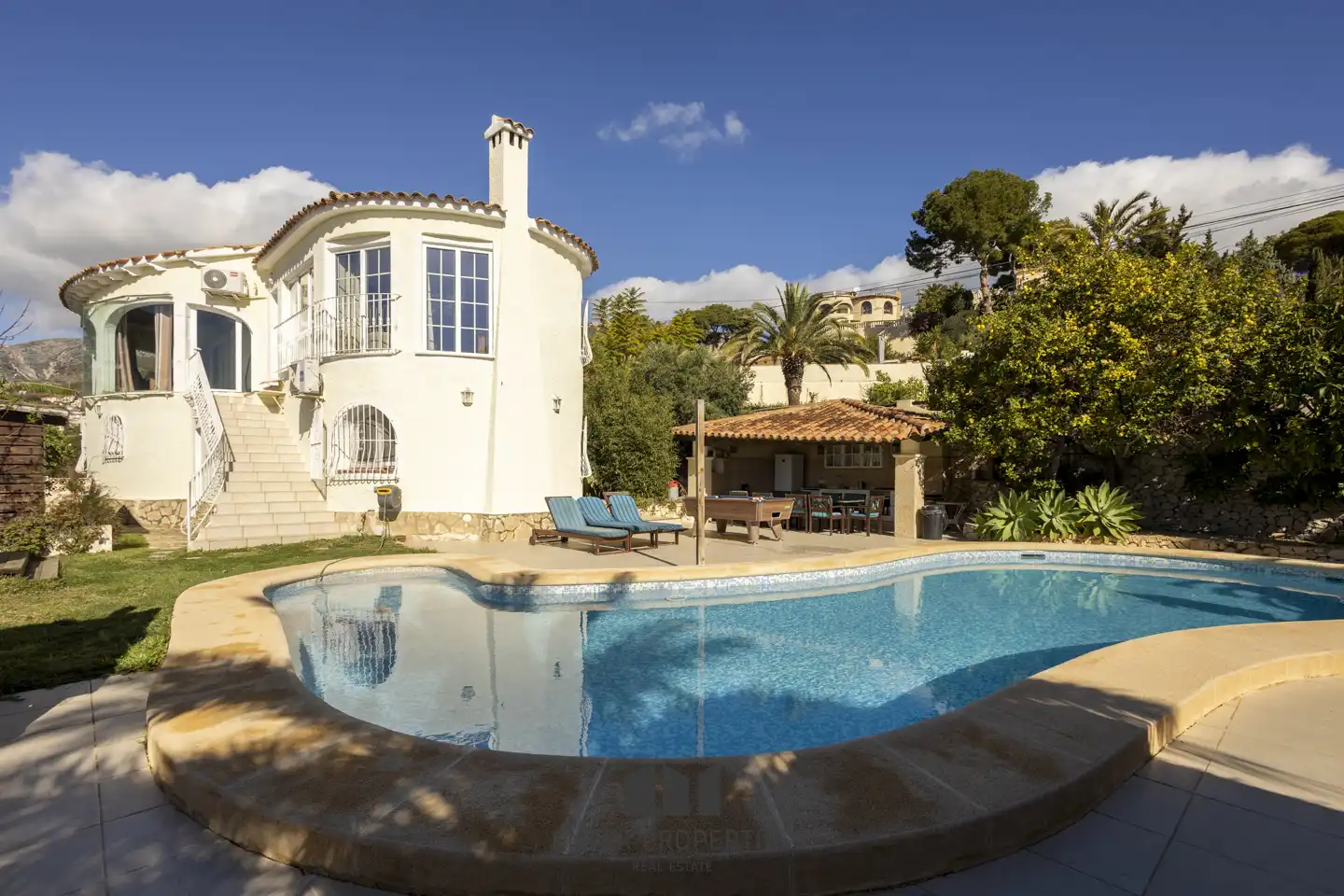 Detached house with pool for sale in Canuta