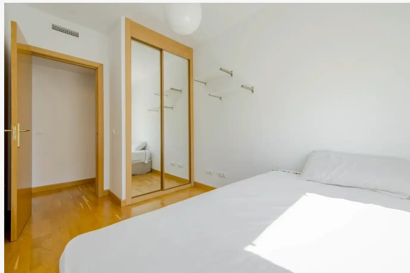 Bedroom of Flat for rent in Madrid  with Air Conditioner, Heating and Storage room