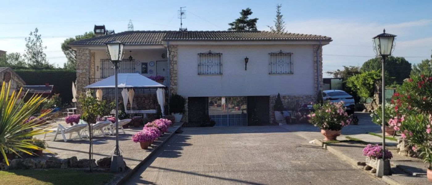 Vista exterior de Casa o xalet en venda en Husillos  amb Terrassa
