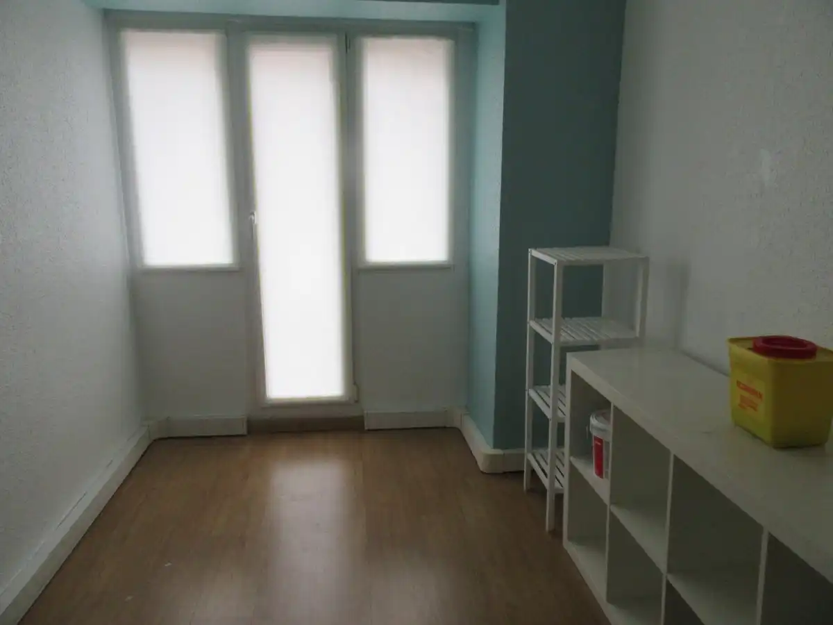 Schlafzimmer von Büro zur Miete in Basauri  mit Terrasse und Möbliert