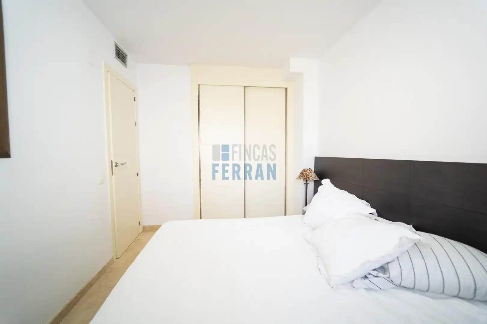 Schlafzimmer von Dachboden zum Verkauf in El Vendrell mit Klimaanlage, Terrasse und Abstellraum