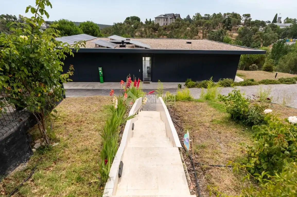 Vista exterior de Casa o xalet en venda en Torrelodones amb Aire condicionat, Calefacció i Jardí privat