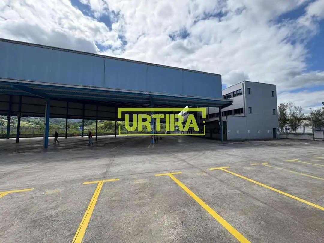 Außenansicht von Fabrikhallen zum Verkauf in Hernani