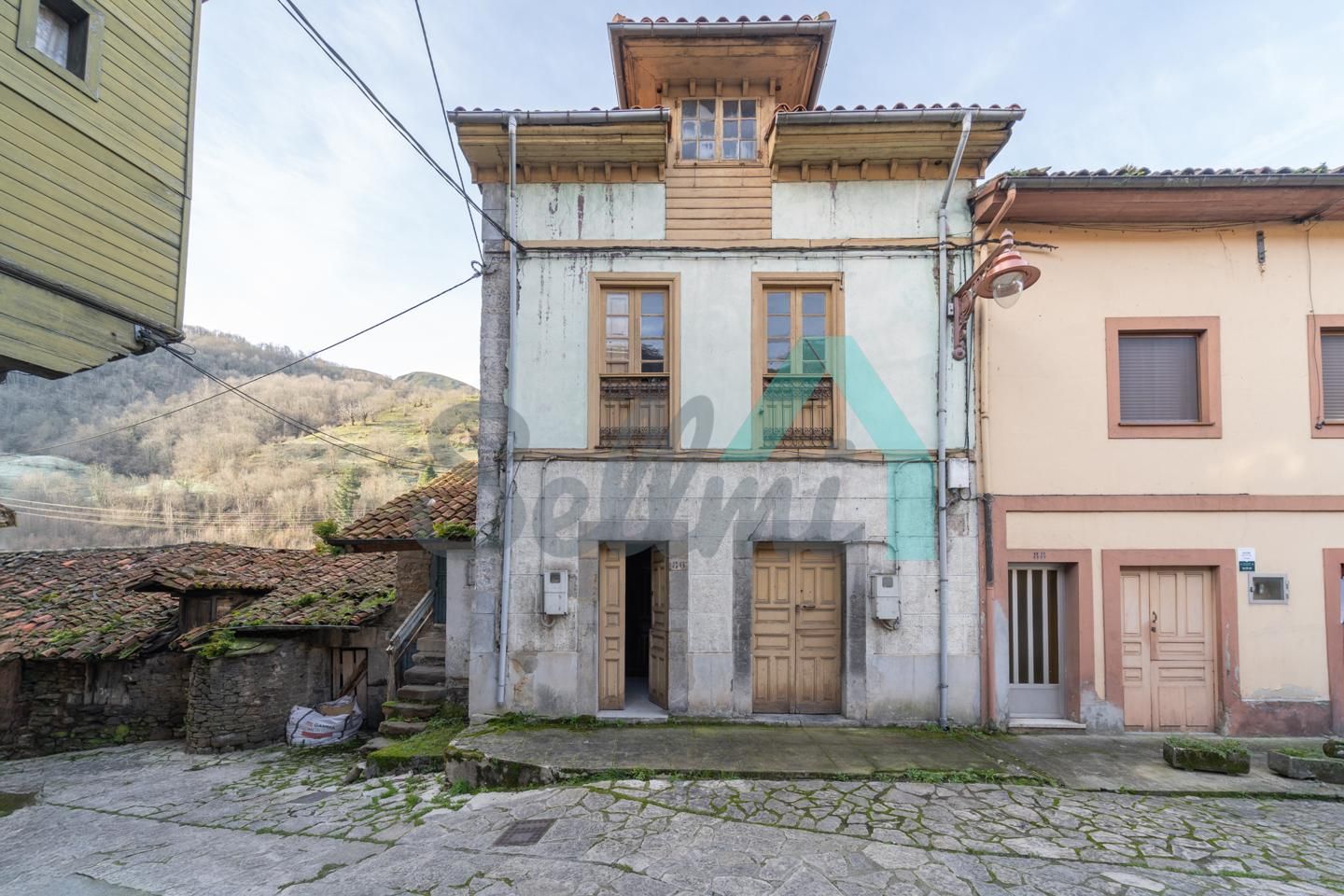 Vista exterior de Casa adosada en venda en Quirós amb Parquet i Traster
