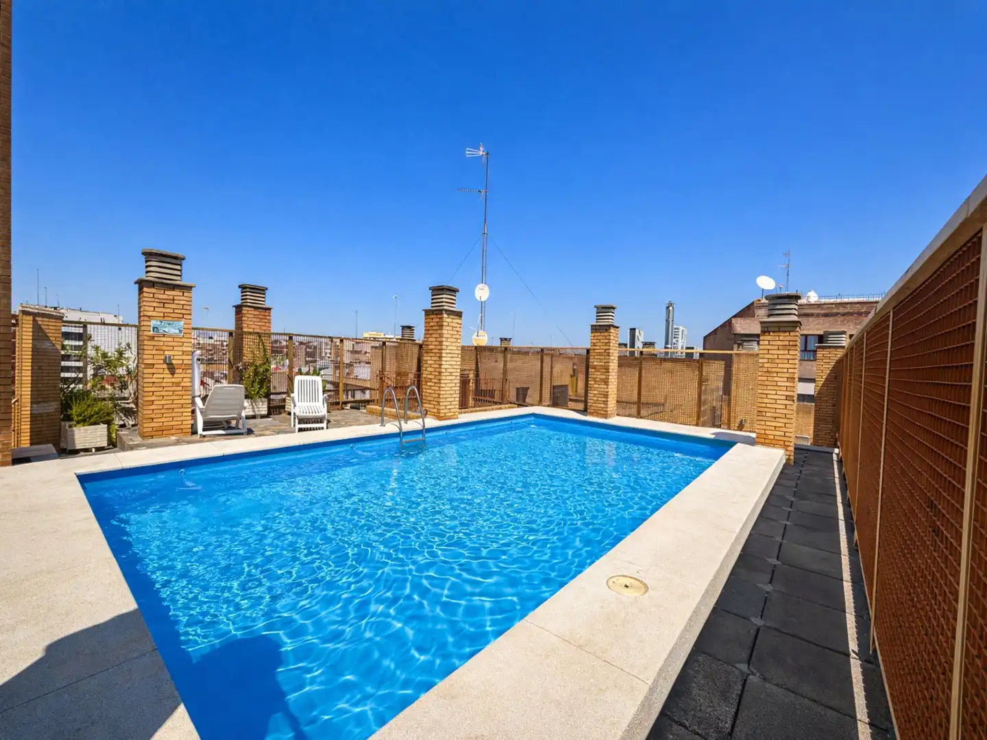 Piscina de Pis en venda en Zaragoza amb Aire condicionat, Calefacció i Terrassa