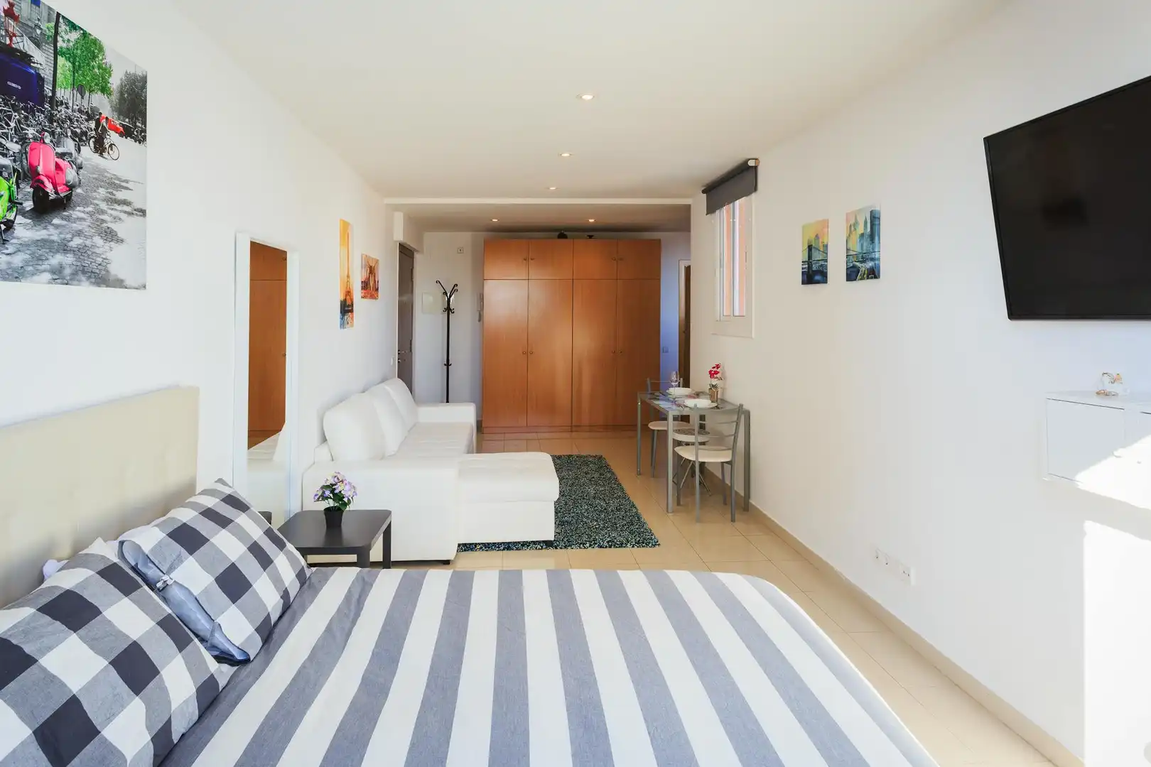 Schlafzimmer von Wohnung zur Miete in Barcelona mit Heizung, Möbliert und Fernseher