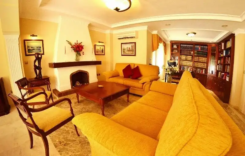 Sala d'estar de Casa o xalet en venda en Alhaurín de la Torre amb Aire condicionat, Calefacció i Jardí privat