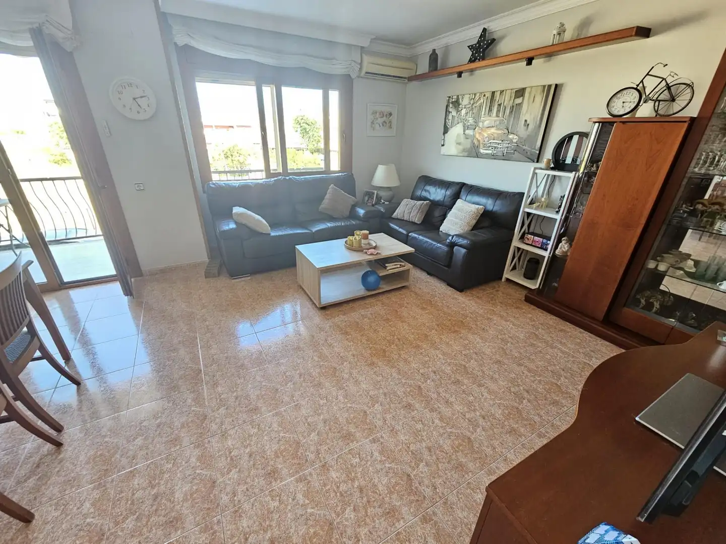 Wohnzimmer von Einfamilien-Reihenhaus zum Verkauf in Malgrat de Mar mit Klimaanlage, Heizung und Privatgarten