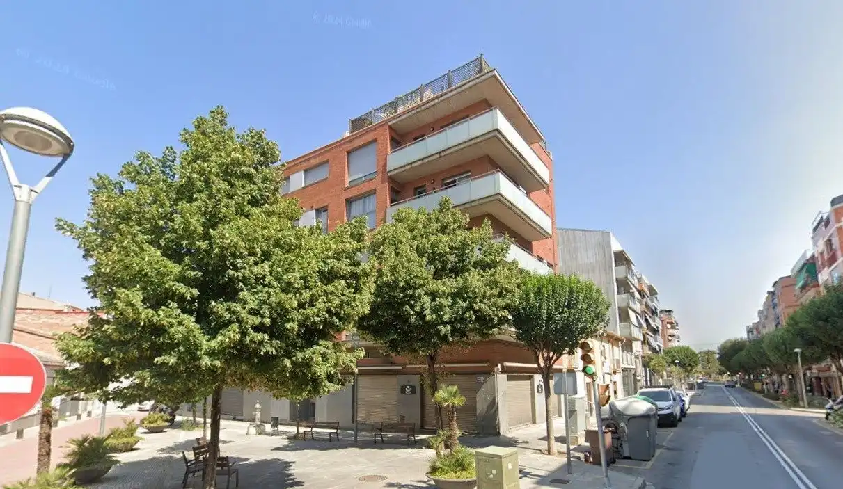 Vista exterior de Local en venta en La Llagosta