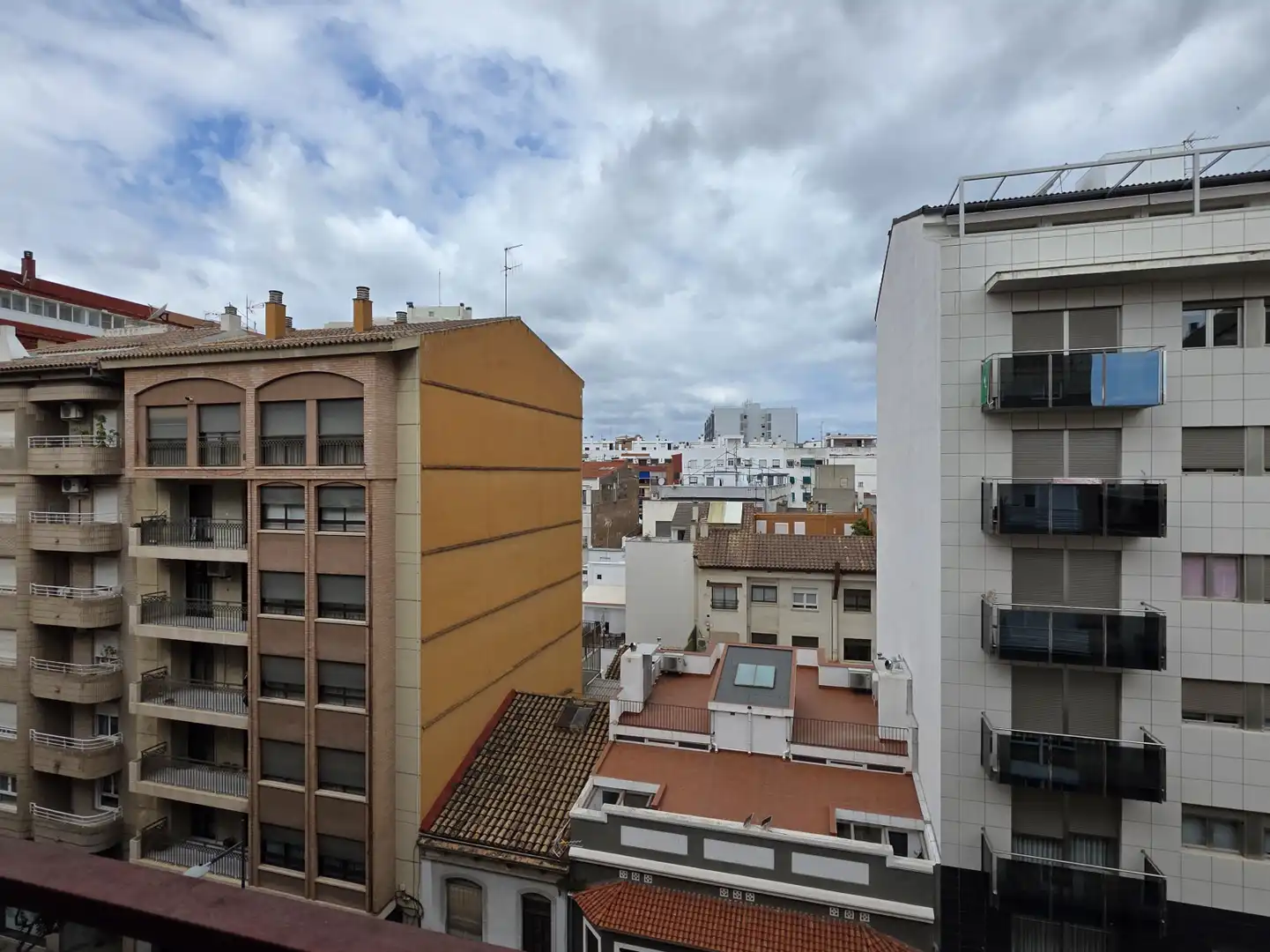 Vista exterior de Piso en venta en Castellón de la Plana / Castelló de la Plana con Balcón