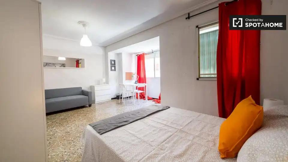Habitación de Piso de alquiler en Valencia con Aire acondicionado, Calefacción y Amueblado