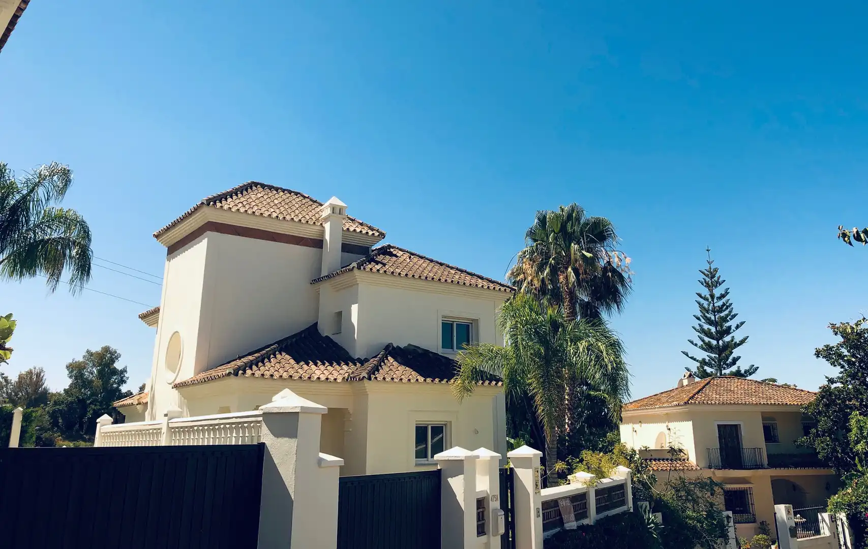 Vista exterior de Casa o xalet en venda en Marbella amb Aire condicionat, Calefacció i Jardí privat