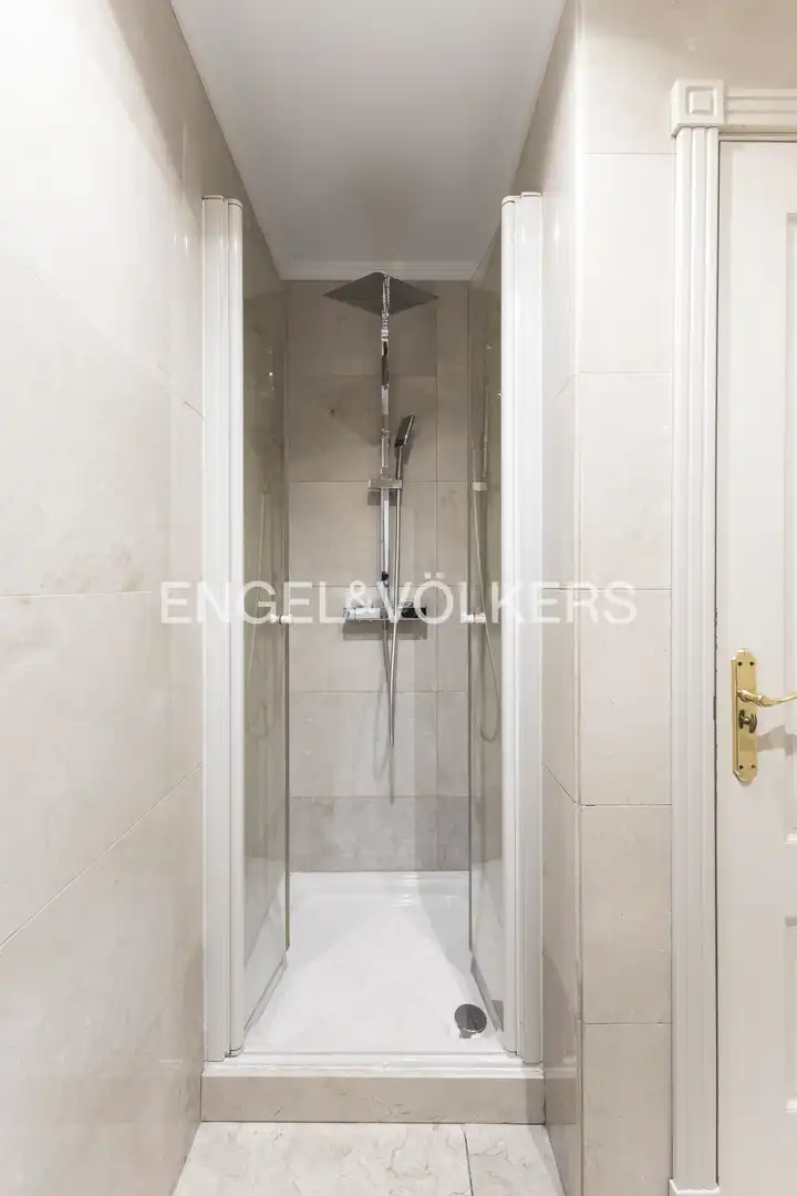 Baño de Piso en venta en Madrid con Aire acondicionado, Calefacción y Jardín privado
