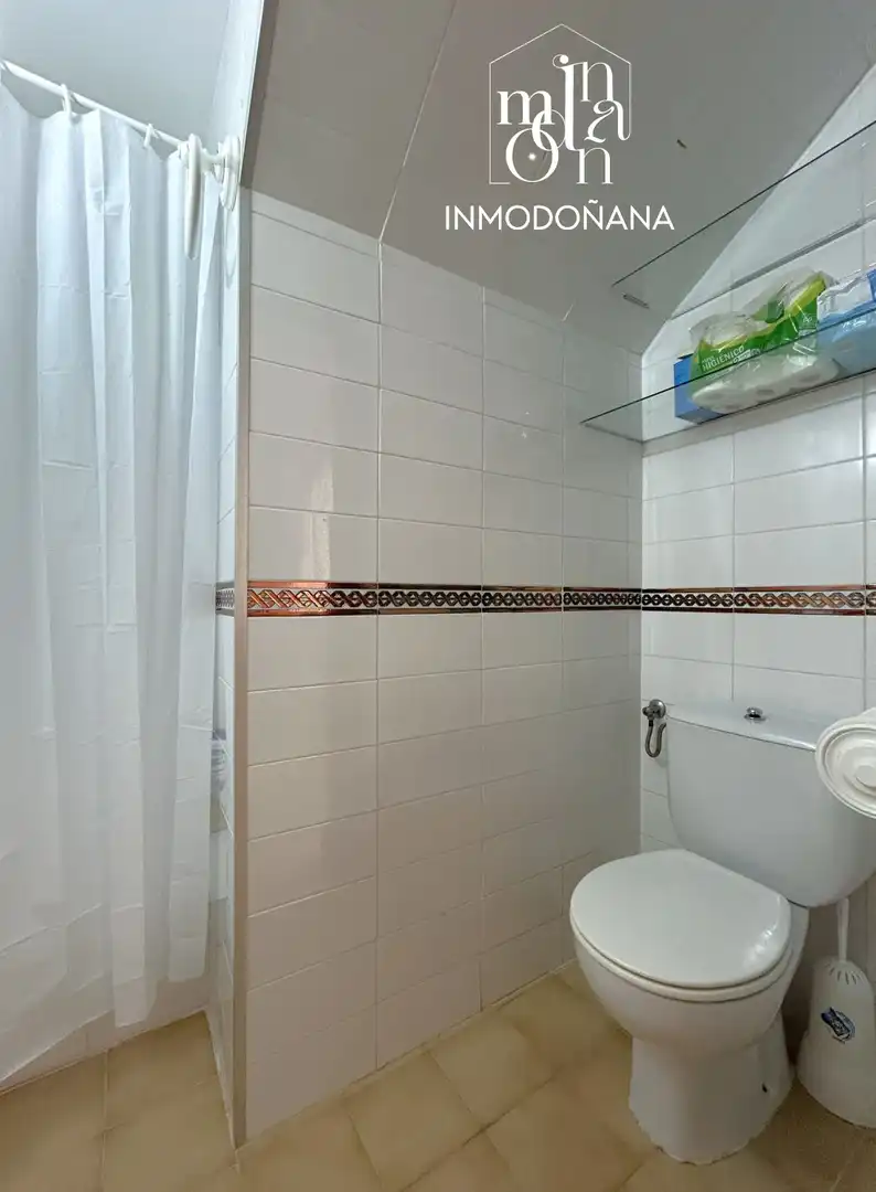 Baño de Casa adosada en venta en Almonte con Terraza, Piscina y Amueblado