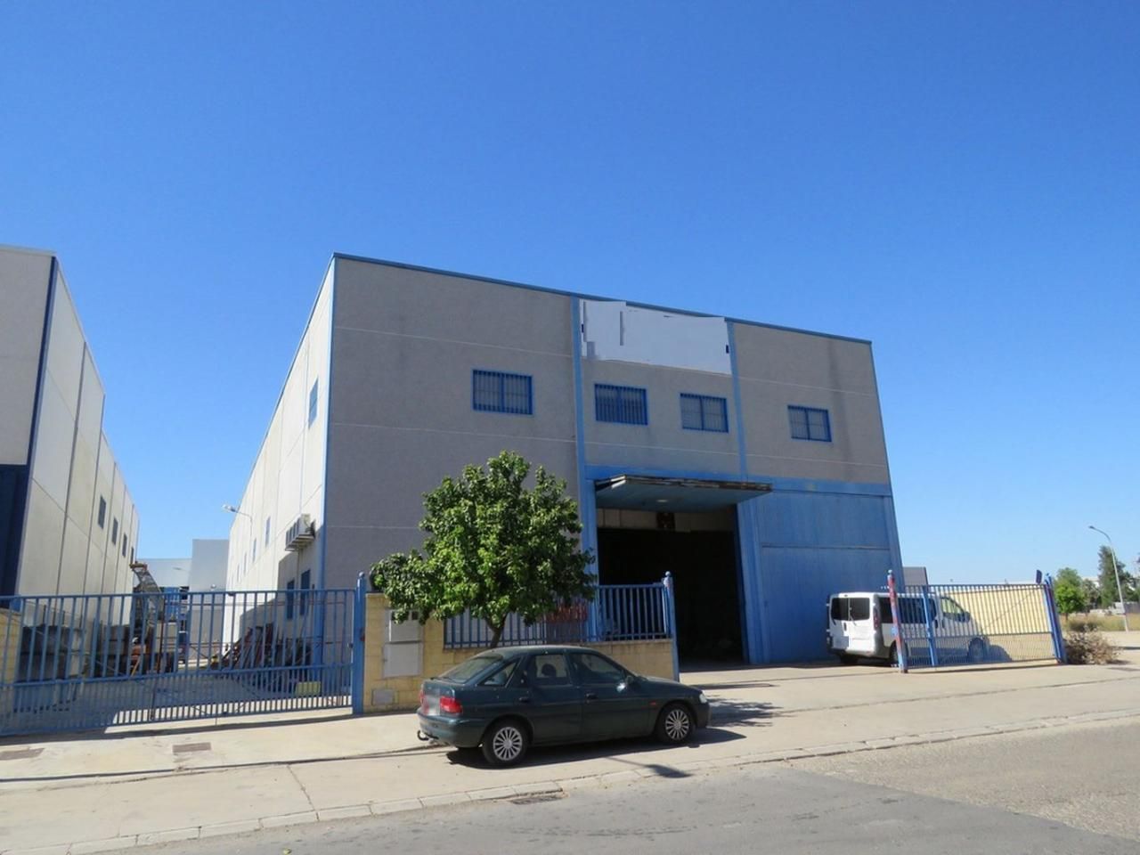 Vista exterior de Nau industrial en venda en Palma del Río
