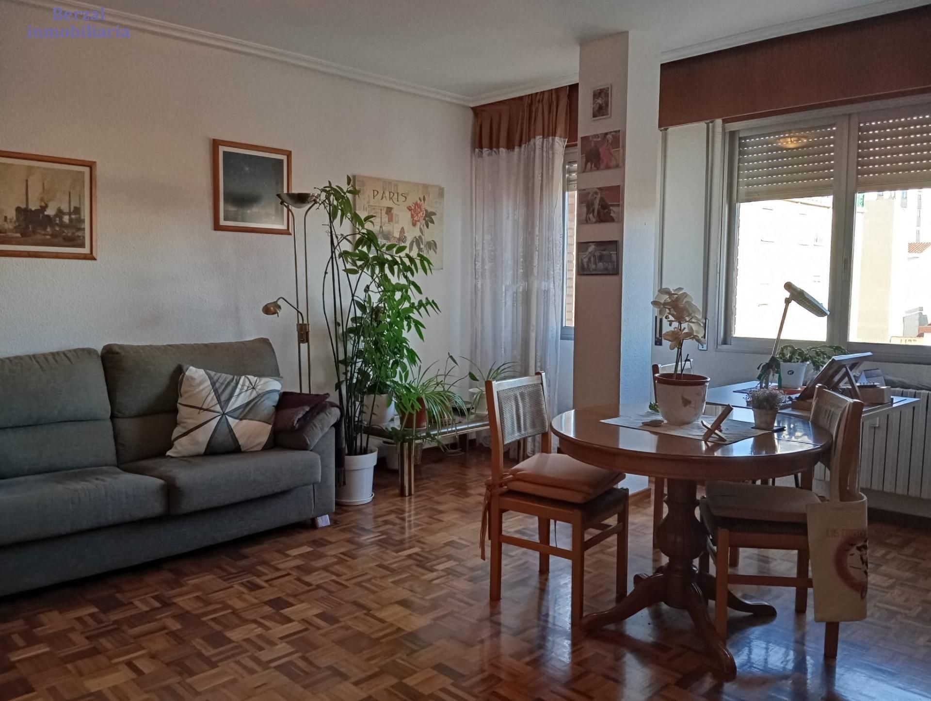 Sala d'estar de Pis en venda en  Logroño amb Calefacció i Traster