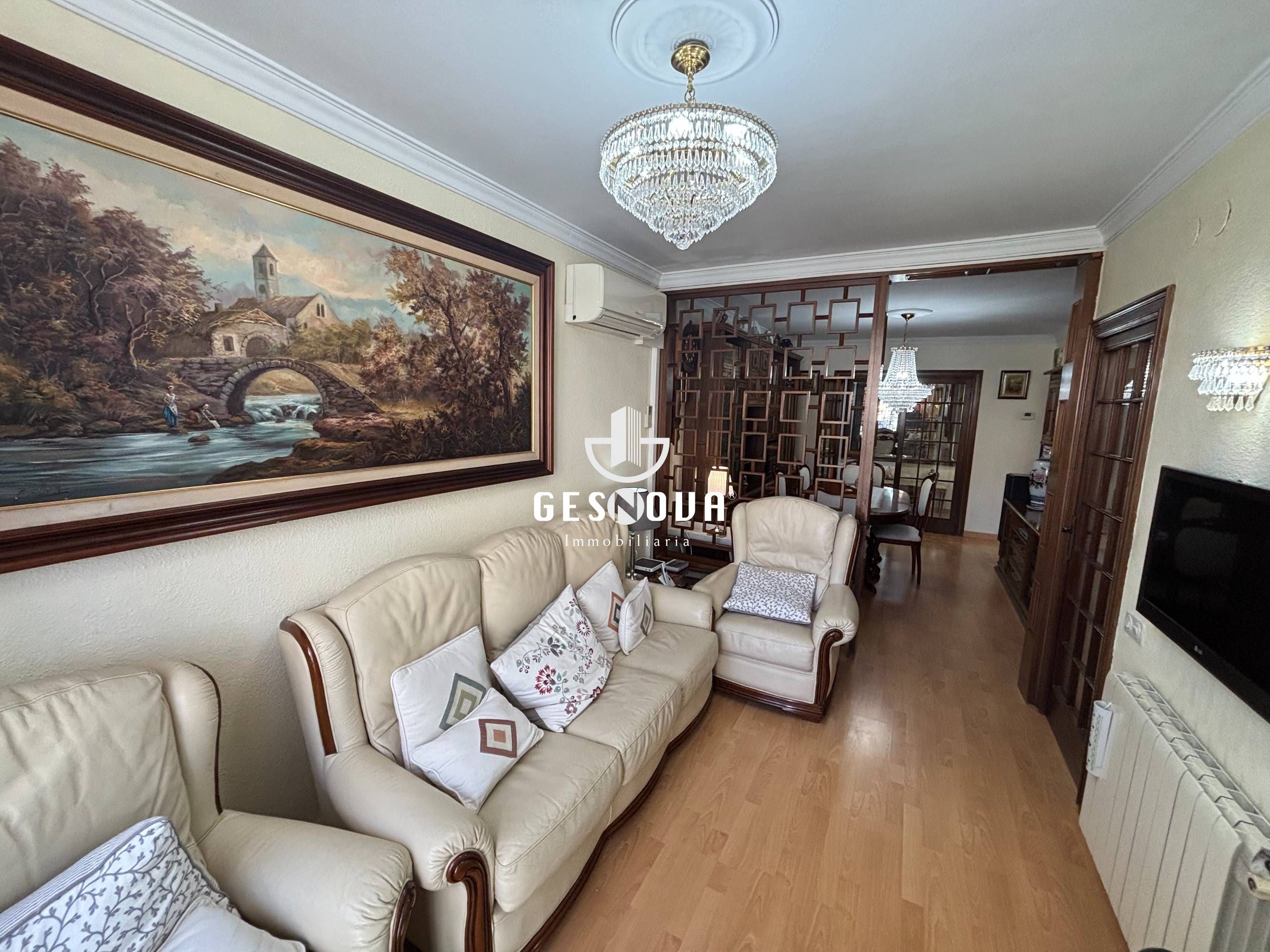 Living room of Flat for sale in L'Hospitalet de Llobregat  with Air Conditioner, Parquet flooring and Balcony