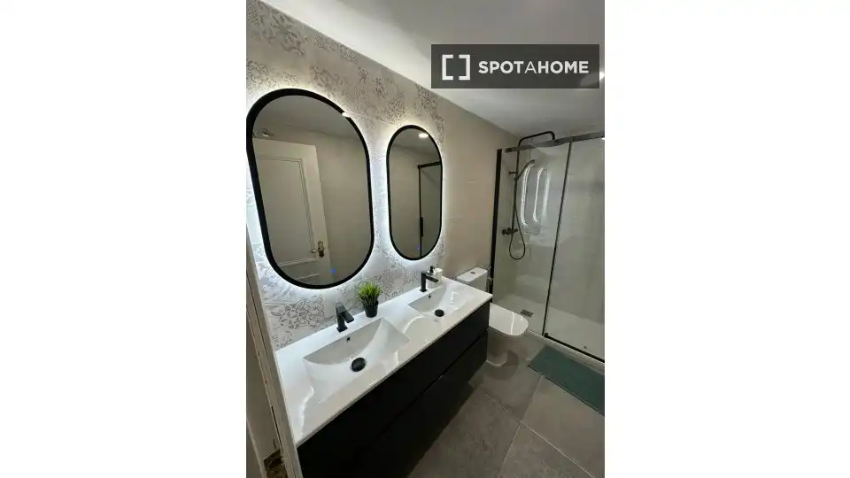 Bathroom of Flat for rent in Madrid  with Air Conditioner, Heating and Furnished