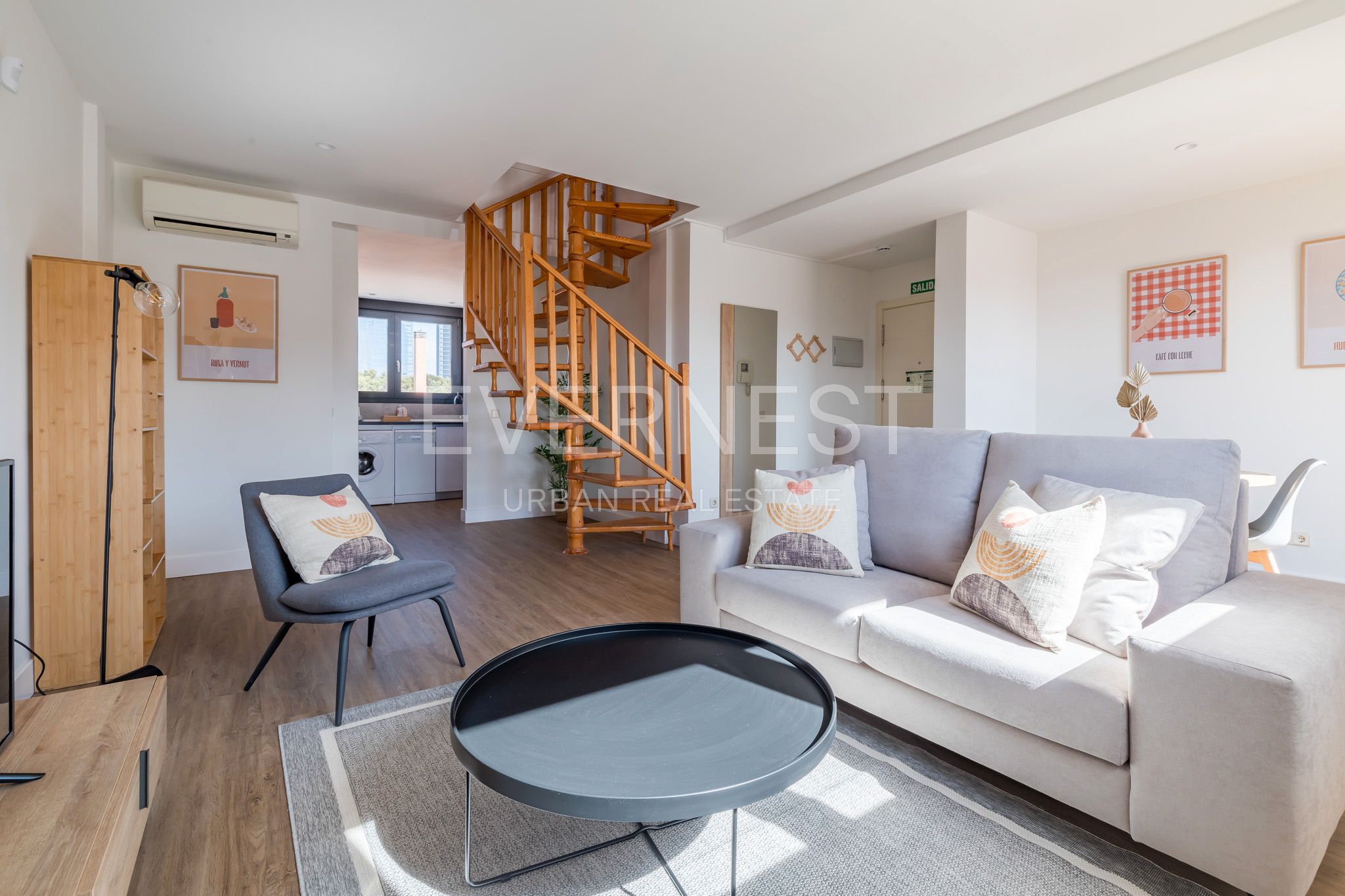 Living room of Duplex to rent in  Madrid Capital  with Air Conditioner, Heating and Parquet flooring