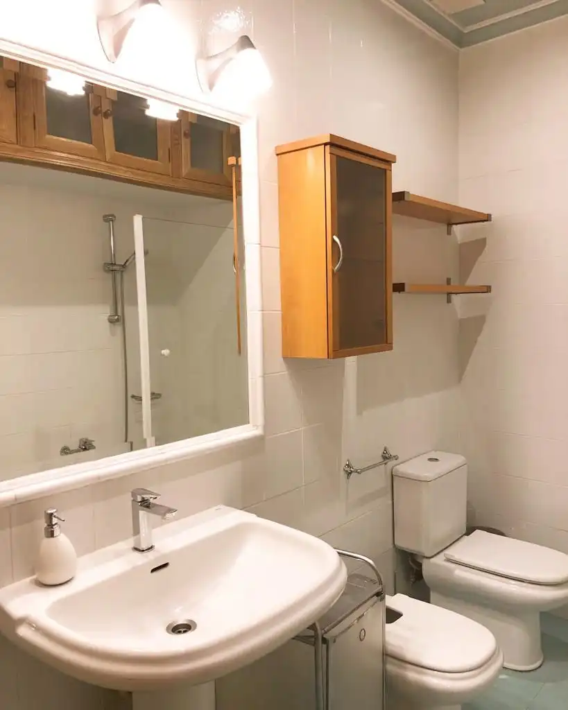 Baño de Ático de alquiler en Villarrobledo con Aire acondicionado, Calefacción y Jardín privado