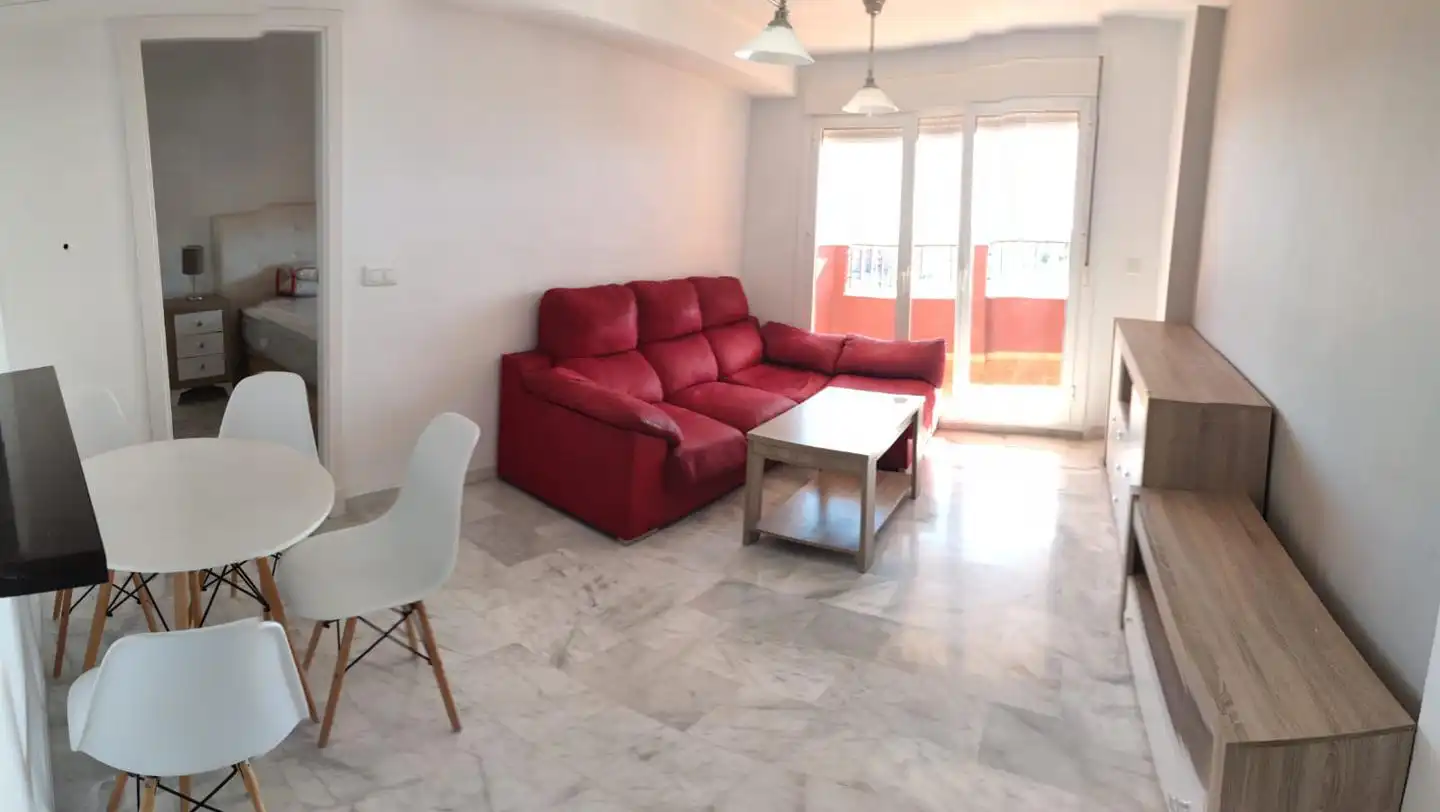 Sala d'estar de Pis de lloguer en Benalmádena amb Terrassa, Piscina i Moblat
