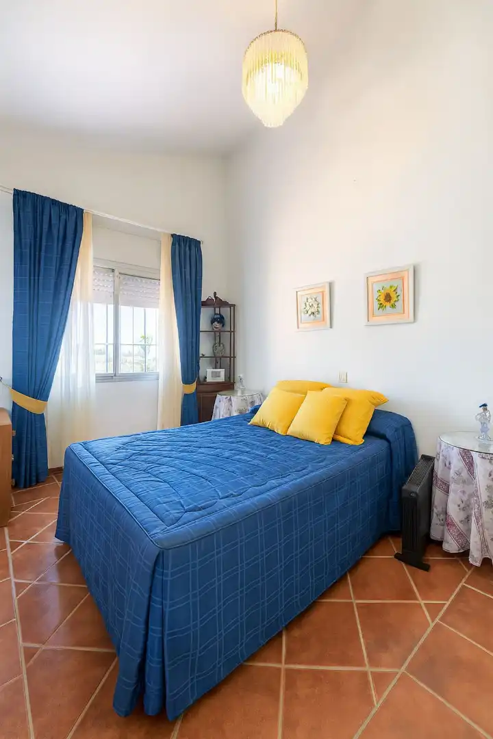 Dormitori de Casa adosada en venda en Estepona amb Aire condicionat, Terrassa i Internet