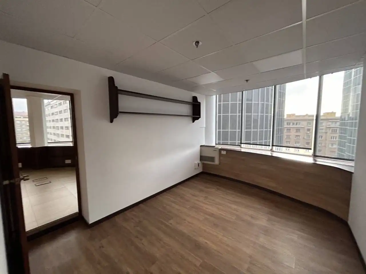 Büro zur Miete in Barcelona mit Klimaanlage, Heizung und Alarm