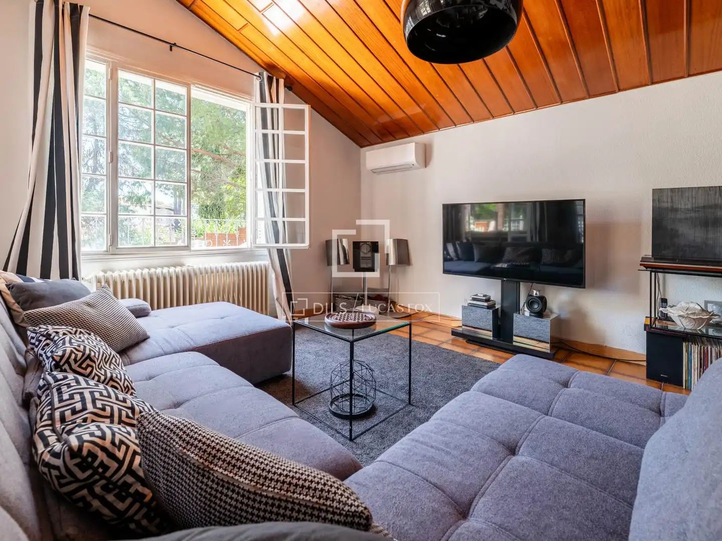 Sala d'estar de Casa o xalet en venda en San Martín de Valdeiglesias amb Aire condicionat, Jardí privat i Terrassa