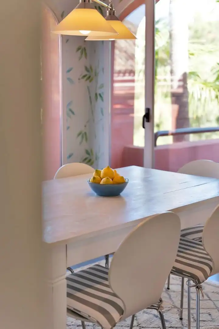 Esszimmer von Dachboden zur Miete in Marbella mit Klimaanlage, Terrasse und Schwimmbad