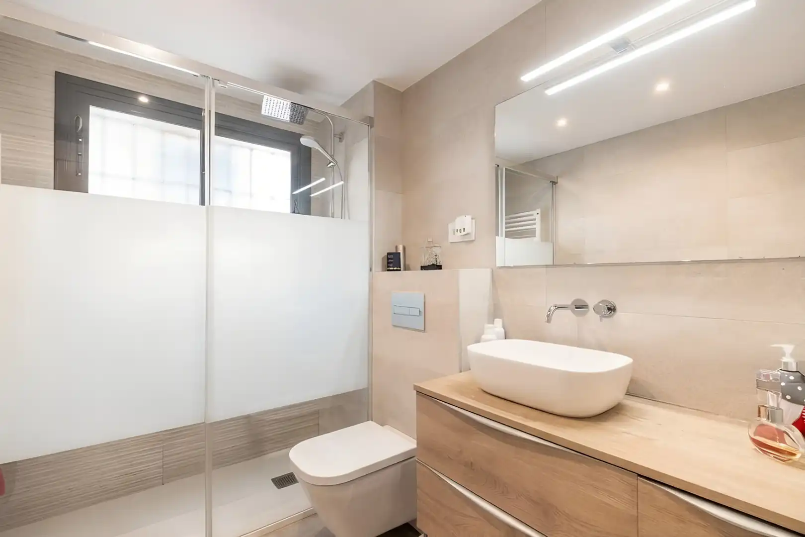 Bathroom of Flat for sale in Sant Cugat del Vallès  with Air Conditioner, Heating and Parquet flooring