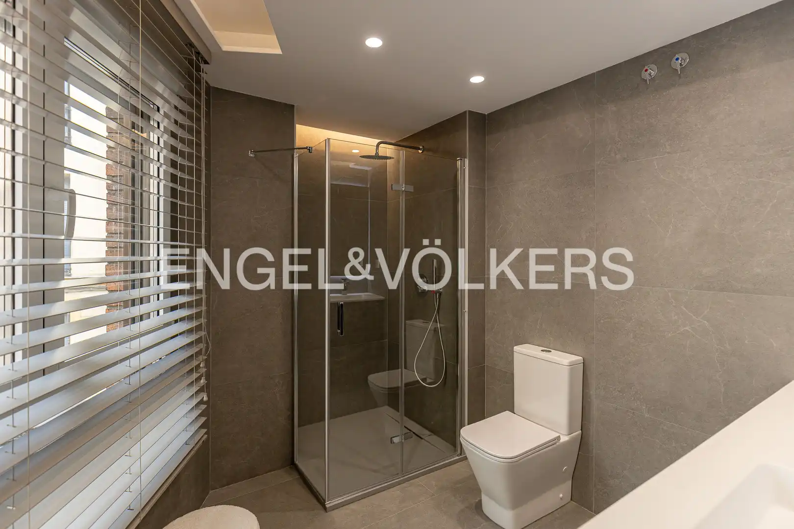 Badezimmer von Wohnung zum Verkauf in Madrid mit Klimaanlage, Heizung und Parkett