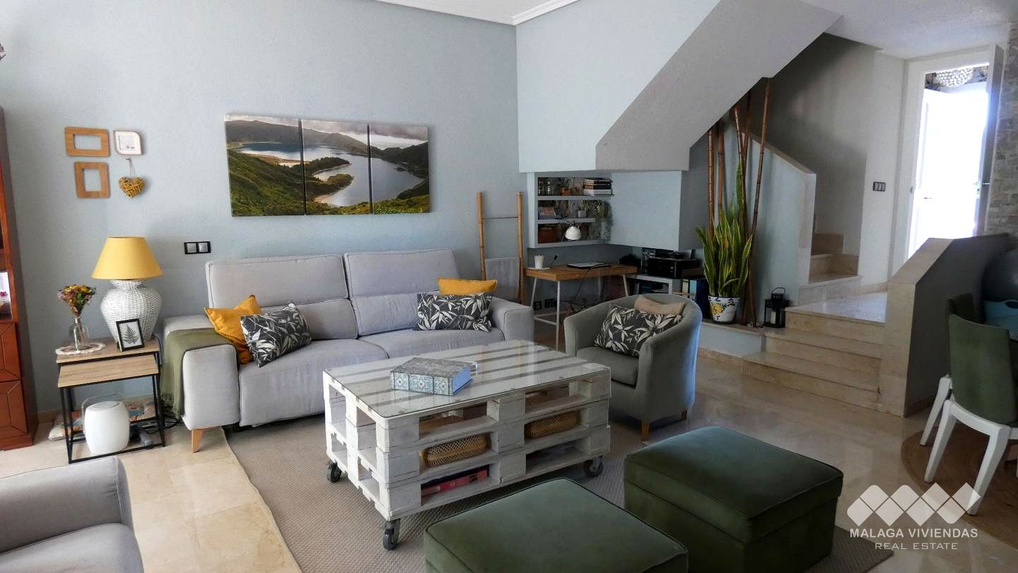 Sala de estar de Casa adosada en venta en Benalmádena con Piscina comunitaria