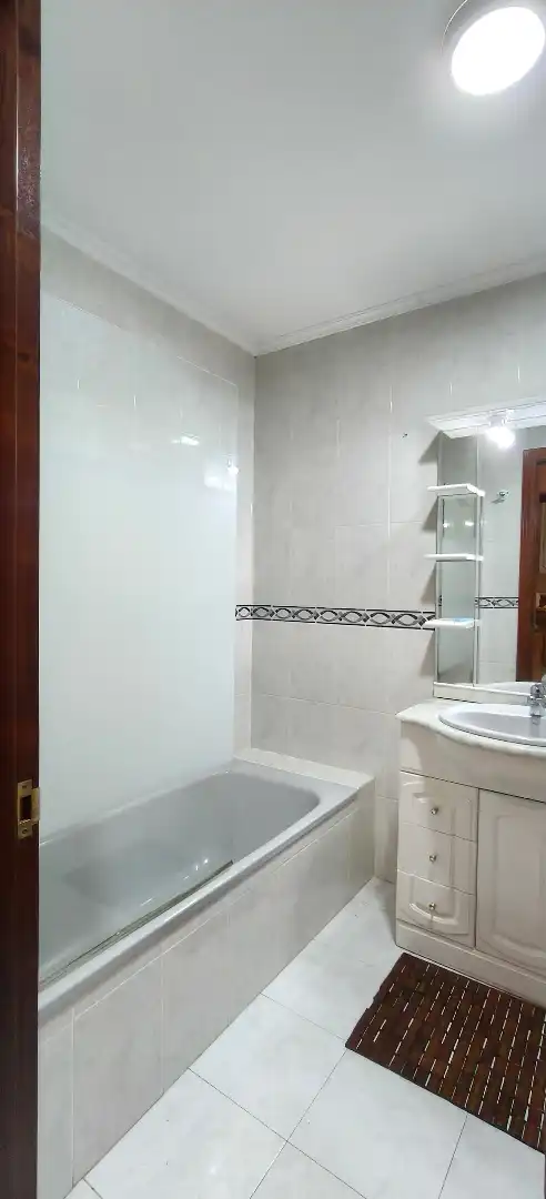Bany de Pis en venda en Cedeira amb Calefacció, Parquet i Traster