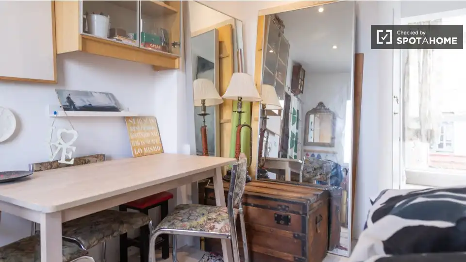 Flat for rent in Madrid  with Air Conditioner, Heating and Furnished