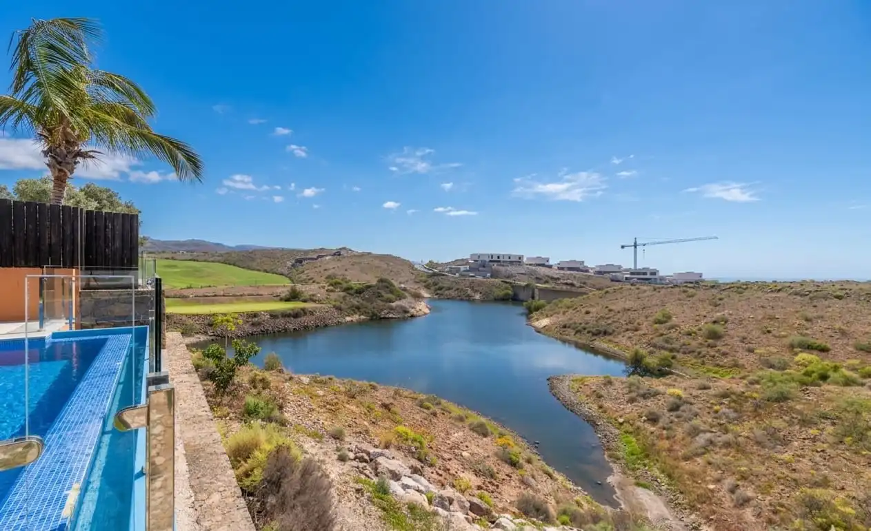 Vista exterior de Casa o xalet en venda en San Bartolomé de Tirajana amb Aire condicionat, Jardí privat i Terrassa
