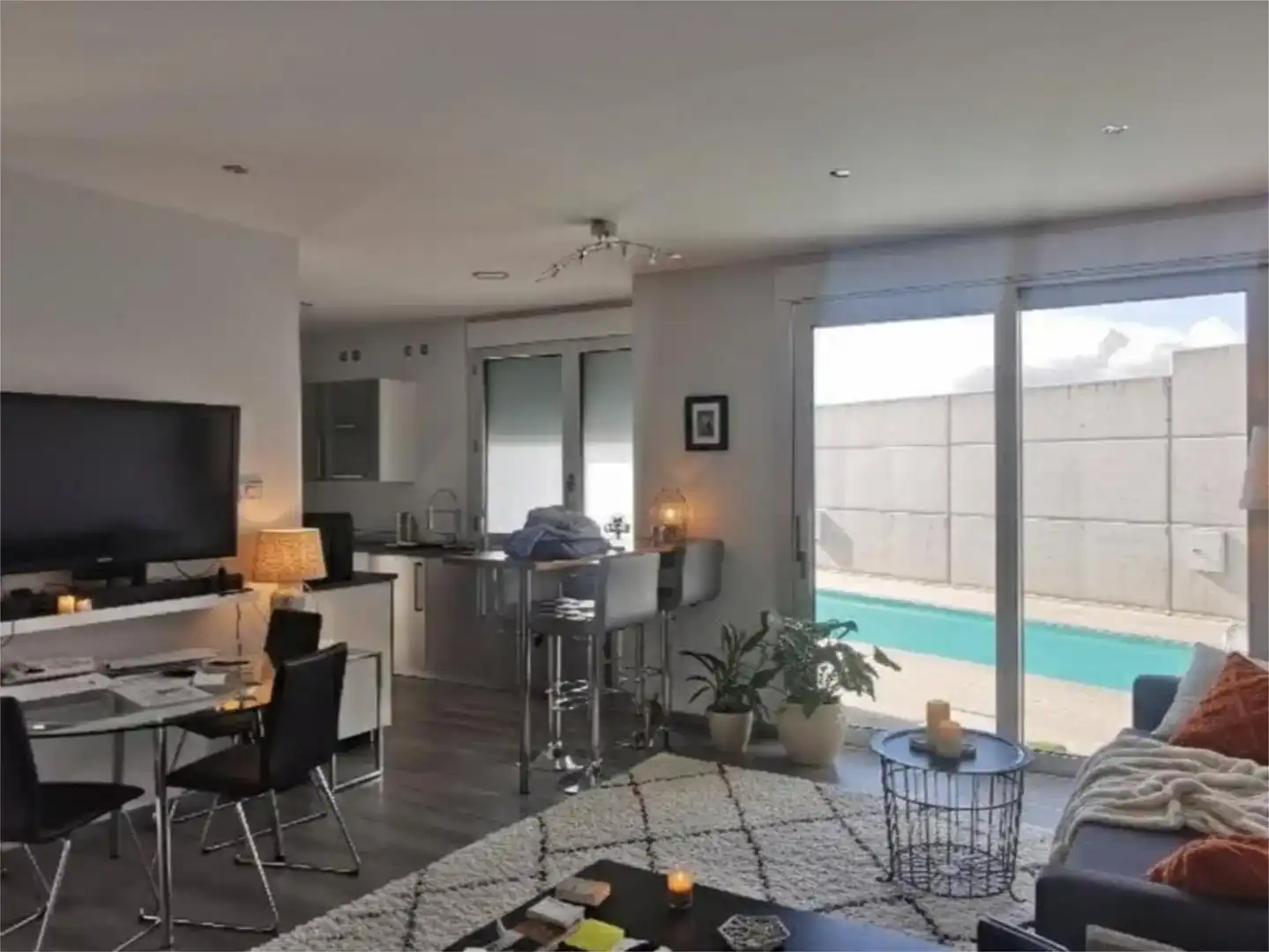 Cuina de Casa o xalet en venda en León Capital  amb Piscina