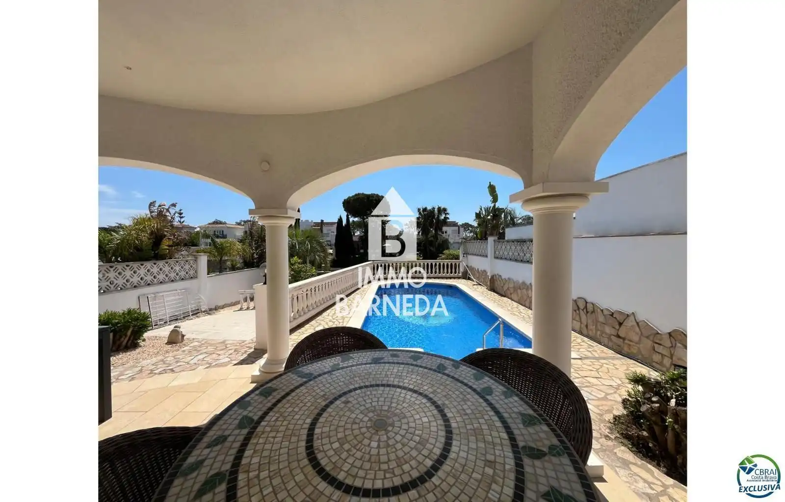 Vista exterior de Casa o xalet en venda en Empuriabrava amb Calefacció, Jardí privat i Terrassa