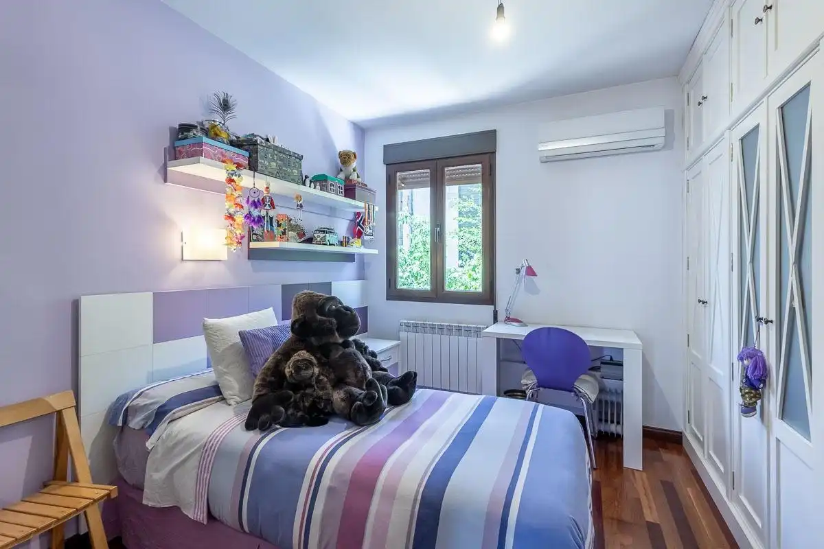 Dormitori de Casa o xalet en venda en Granada amb Aire condicionat, Calefacció i Jardí privat