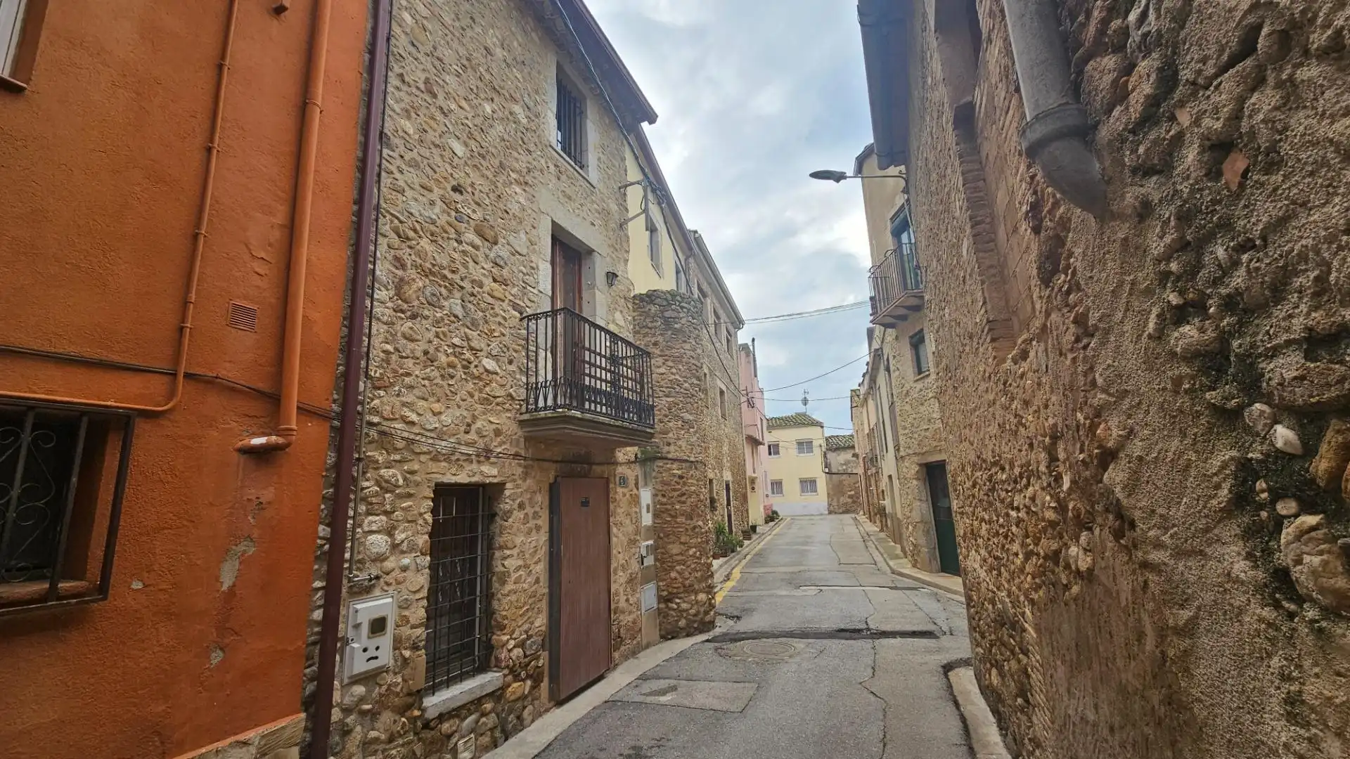 Außenansicht von Einfamilien-Reihenhaus zum Verkauf in Cabanes (Girona) mit Heizung und Balkon